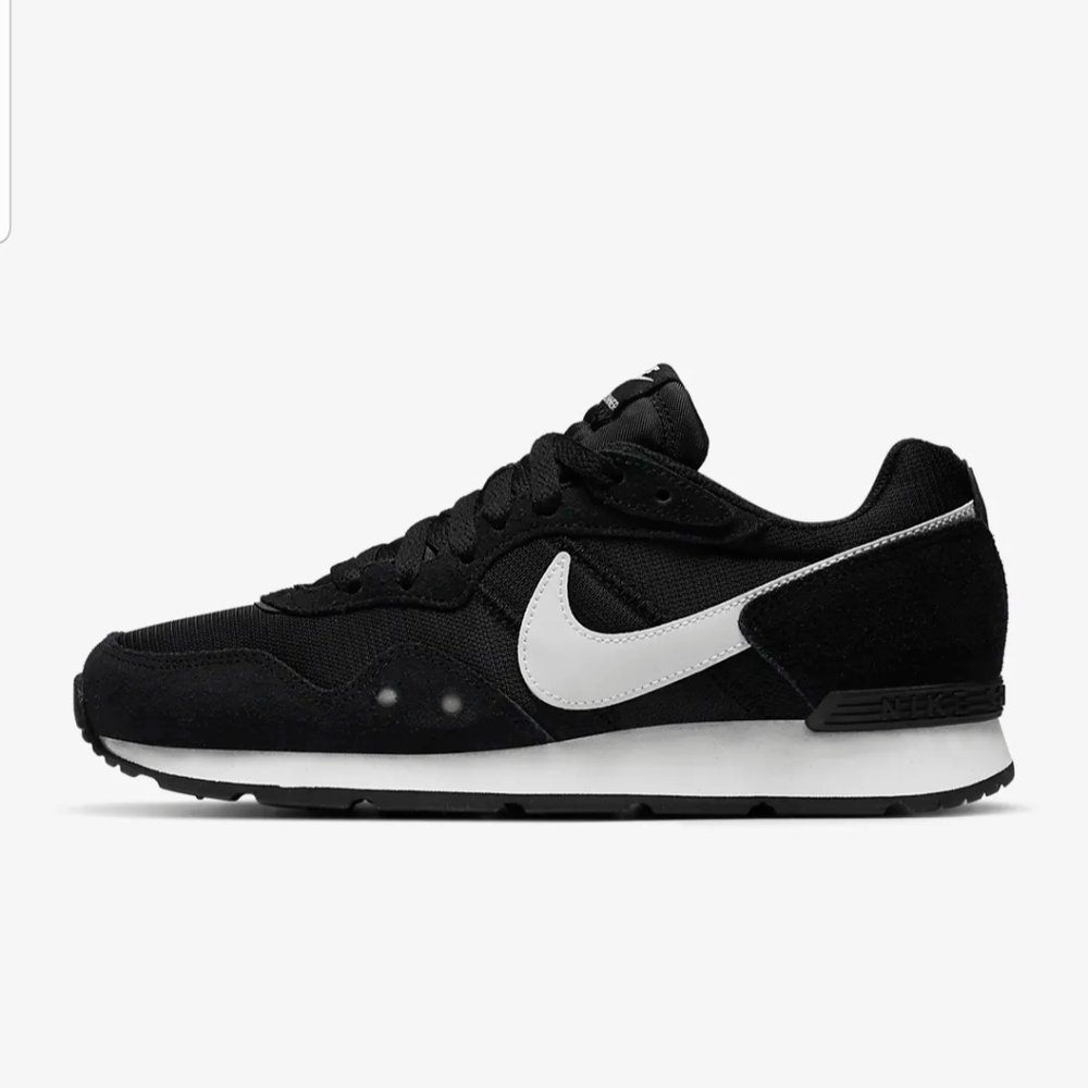 Nike Venture Runner Sneakers